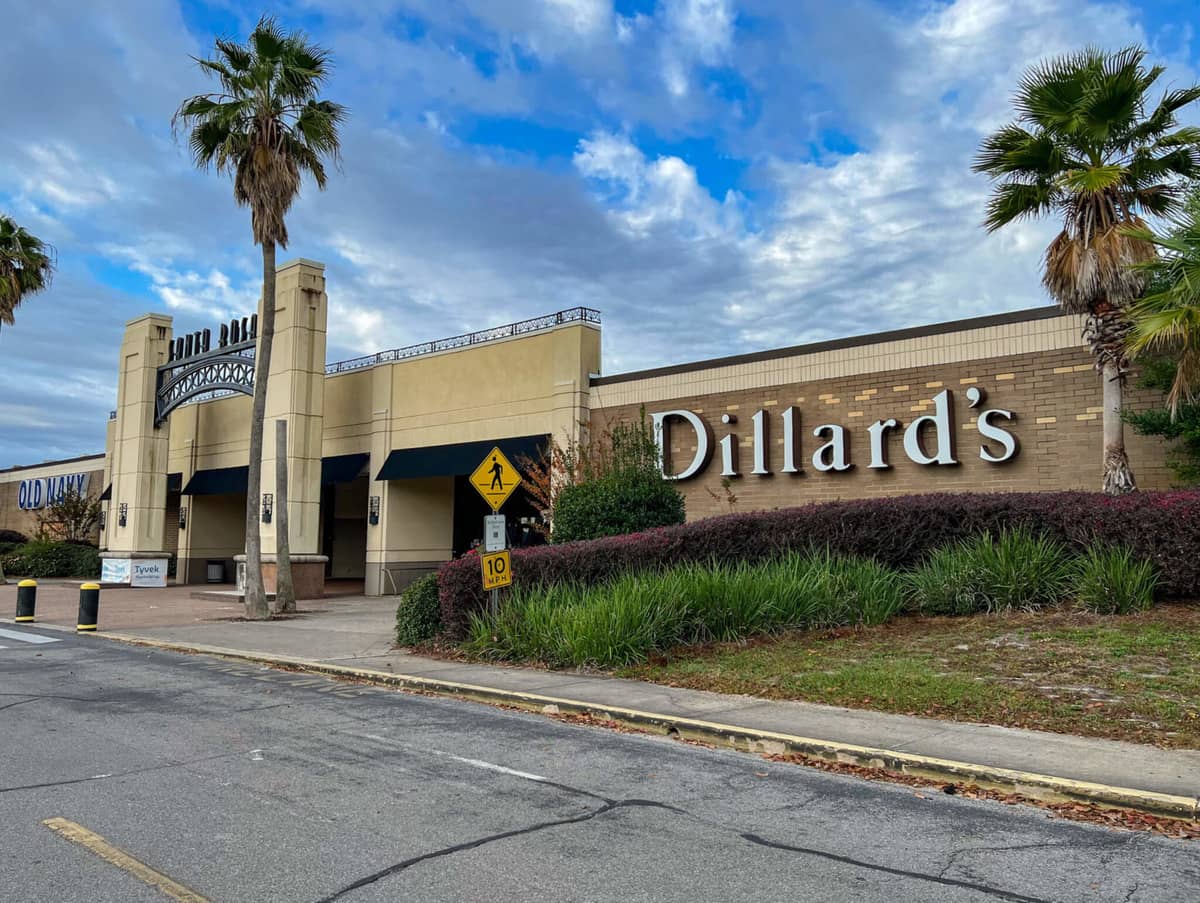 Dilliards Holiday hours